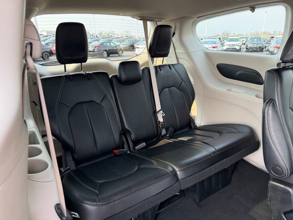 Used 2023 Chrysler Pacifica Touring-L image 19