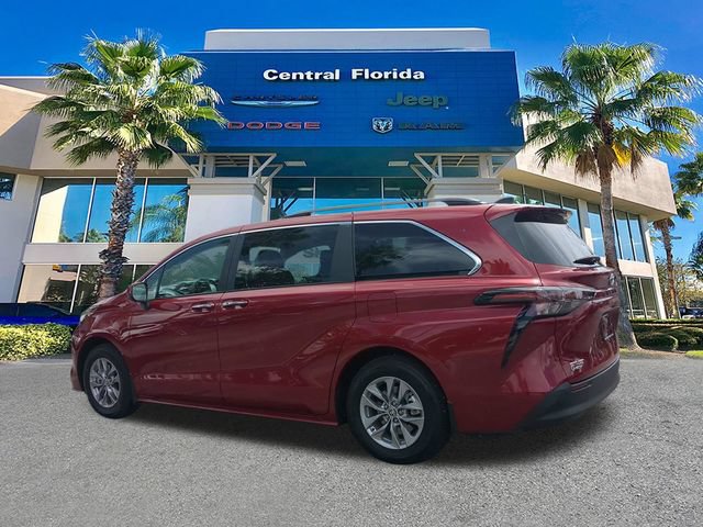 Used 2025 Toyota Sienna XLE FWD image 7