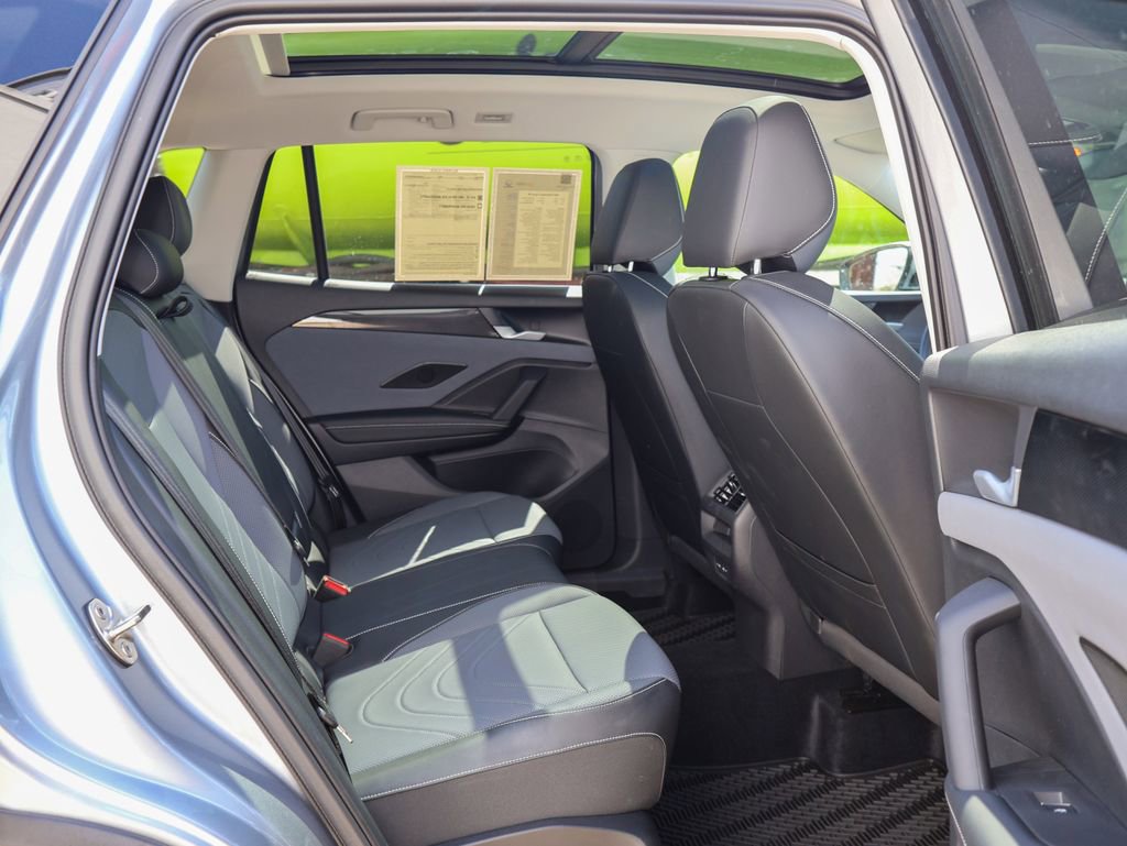 Used 2025 Volkswagen Tiguan SE image 31