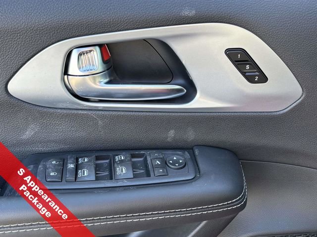 New 2026 Chrysler Pacifica Limited w/ Uconnect Theater Family Group image 24