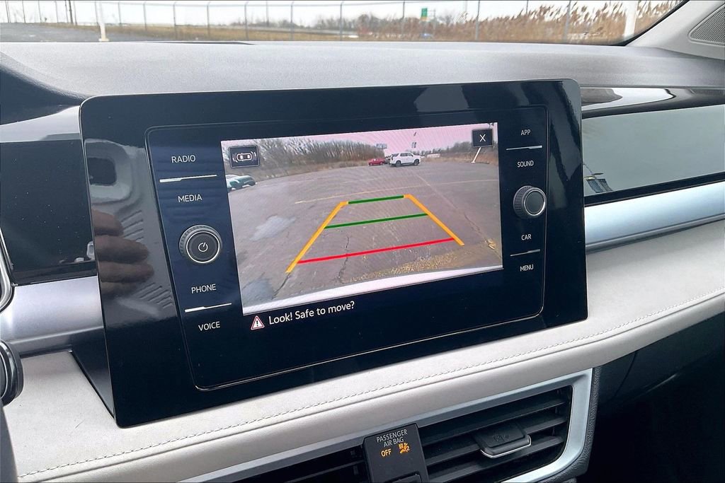 Used 2025 Volkswagen Taos SE image 17