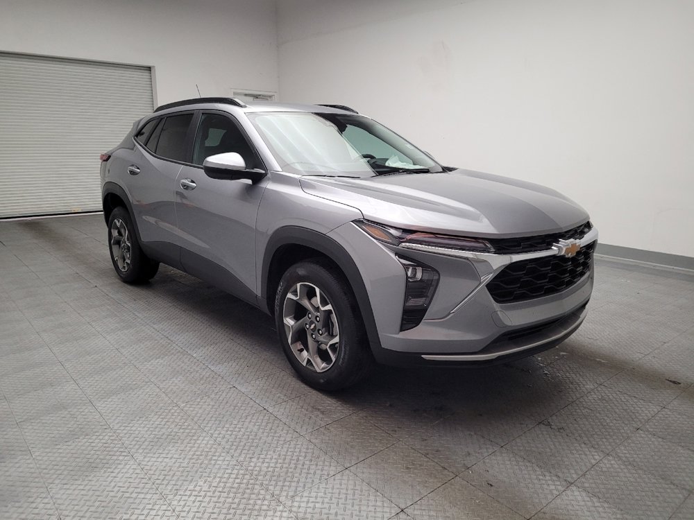 Used 2025 Chevrolet Trax LT w/ LT Convenience Package image 13