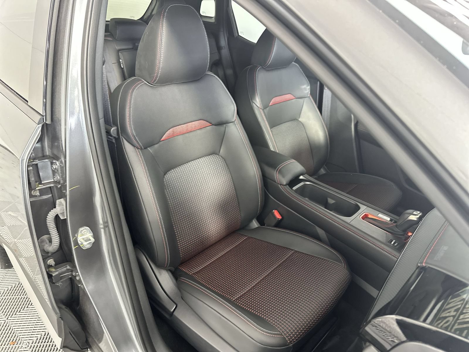 Certified 2025 Nissan Kicks SR FWD image 27