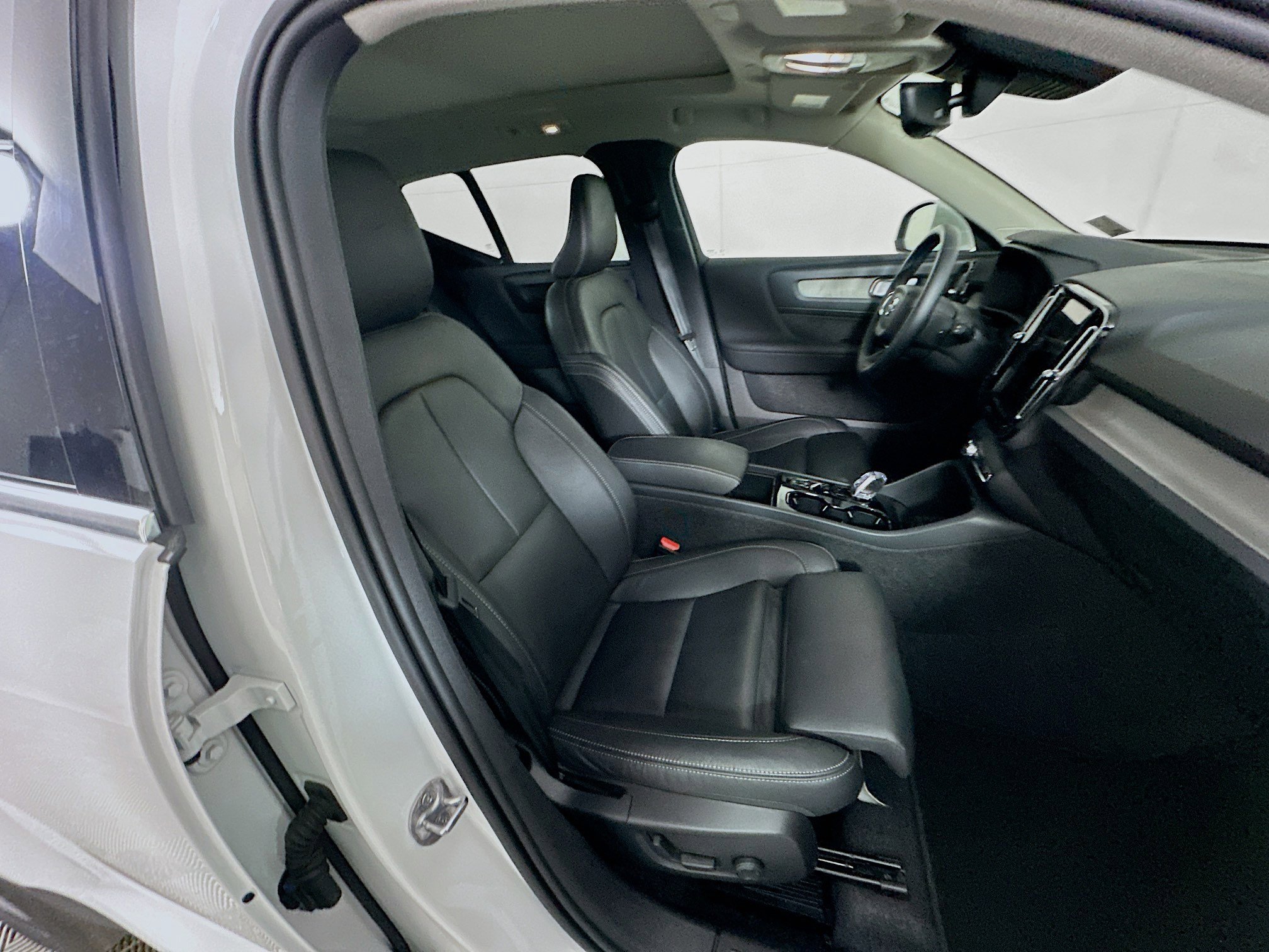 Used 2025 Volvo XC40 B5 Plus image 32