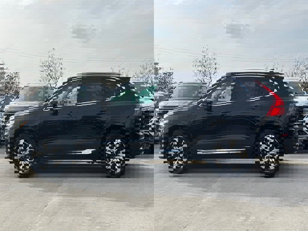 Used 2023 Volvo XC60 T8 Plus image 4