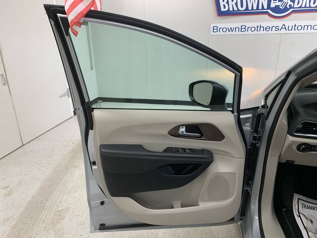Used 2023 Chrysler Voyager LX image 16