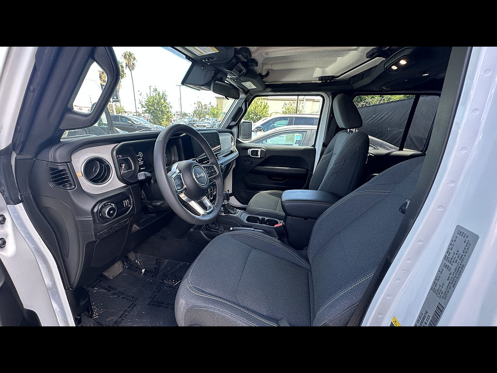 Used 2025 Jeep Wrangler Unlimited Sahara AWD/4WD image 5