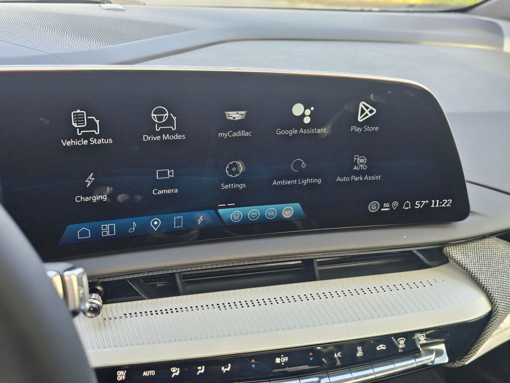 New 2026 Cadillac Optiq Luxury 1 RWD image 32