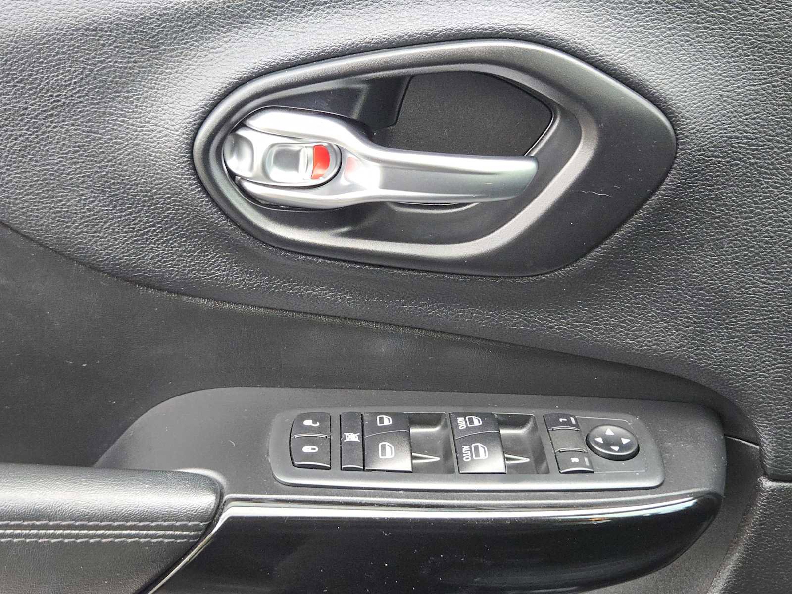 Used 2020 Jeep Cherokee Latitude Plus image 19