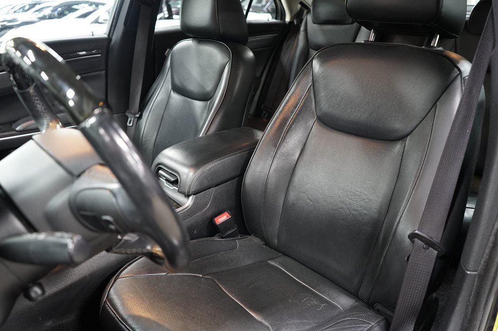 Used 2017 Chrysler 300 C RWD image 12