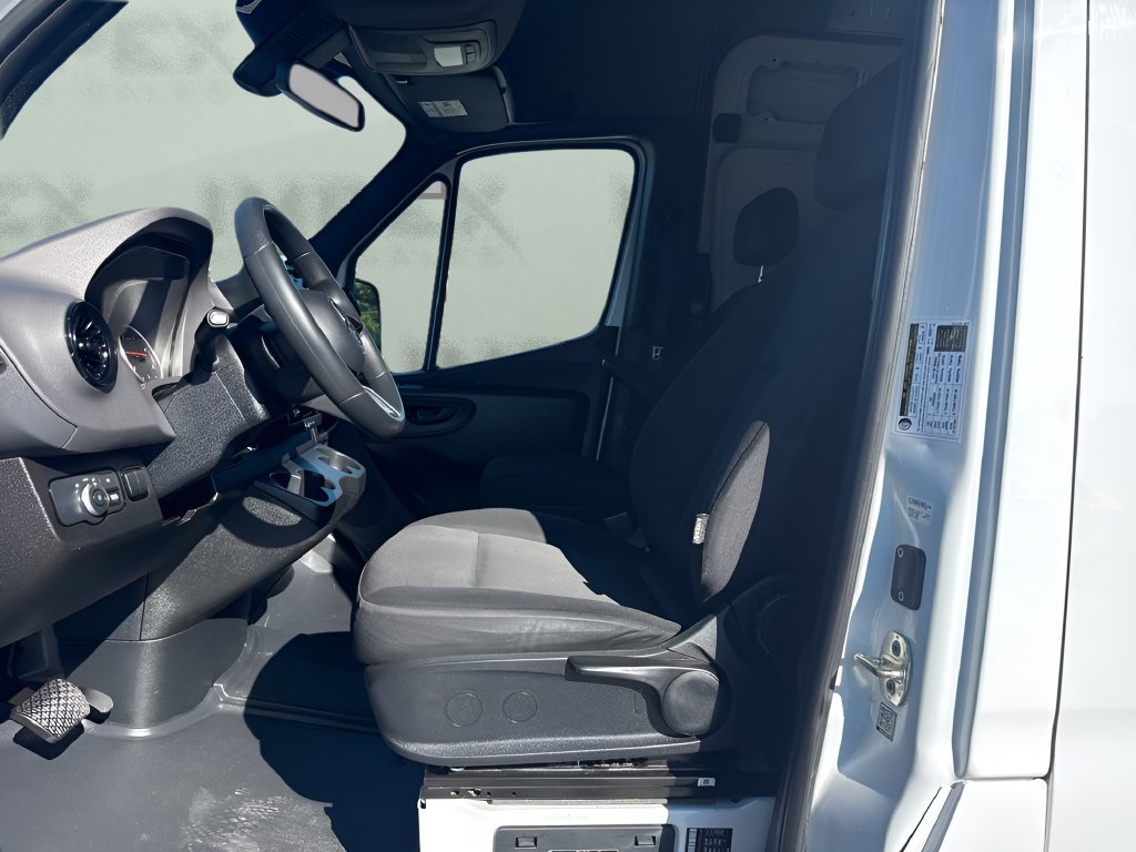 Used 2025 Mercedes-Benz Sprinter 2500 image 9