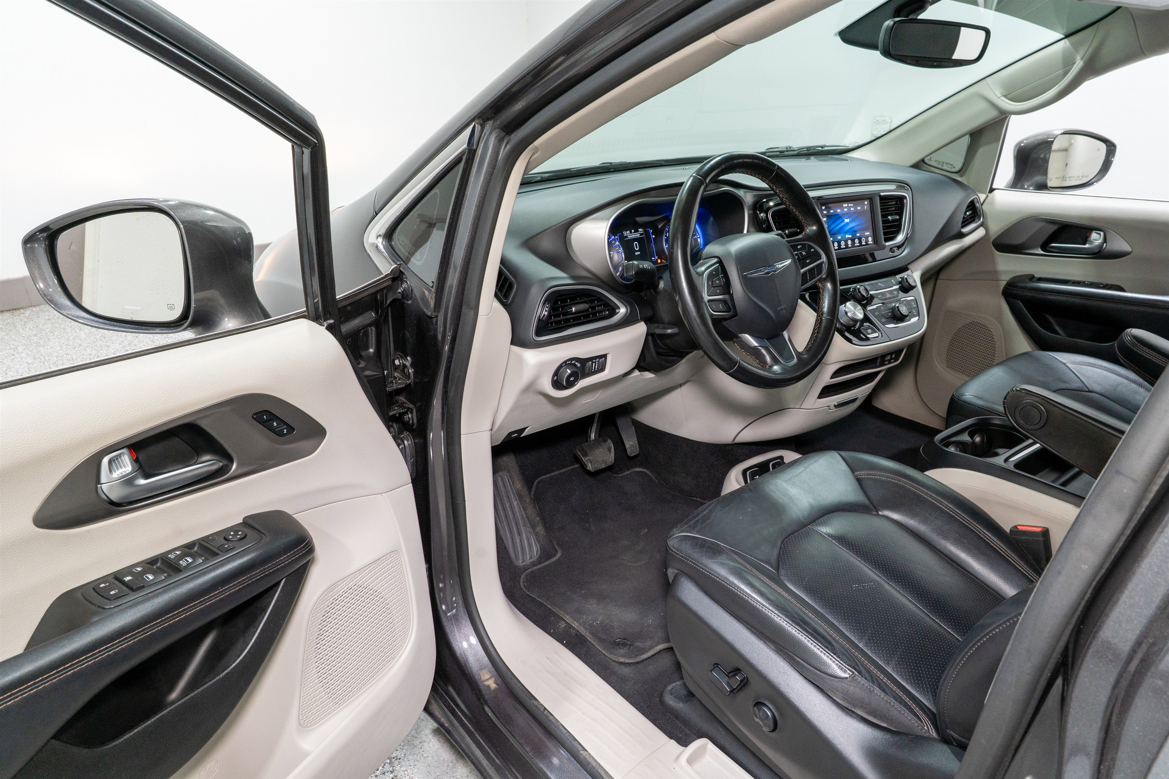 Used 2020 Chrysler Pacifica Touring-L image 10