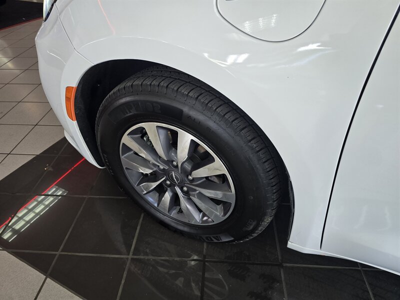 Used 2023 Chrysler Pacifica Touring-L FWD image 38