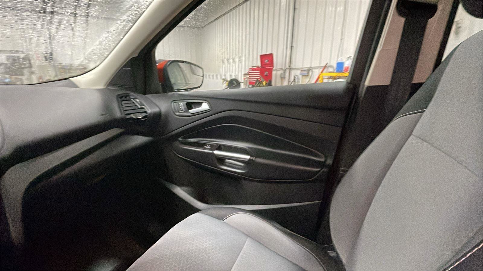 Used 2019 Ford Escape SE image 12