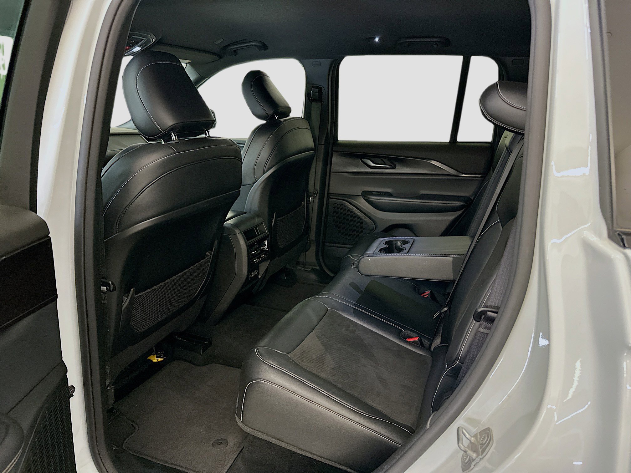 Used 2023 Jeep Grand Cherokee Altitude image 28