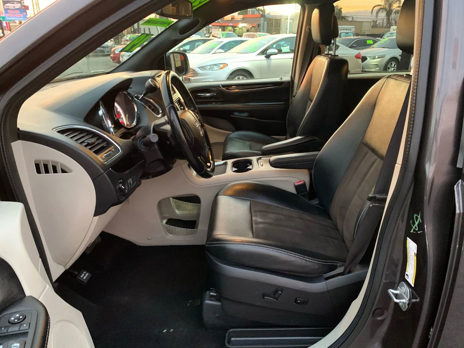 Used 2019 Dodge Grand Caravan SXT image 12