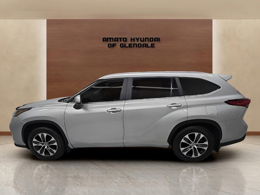 Used 2023 Toyota Highlander Limited image 3
