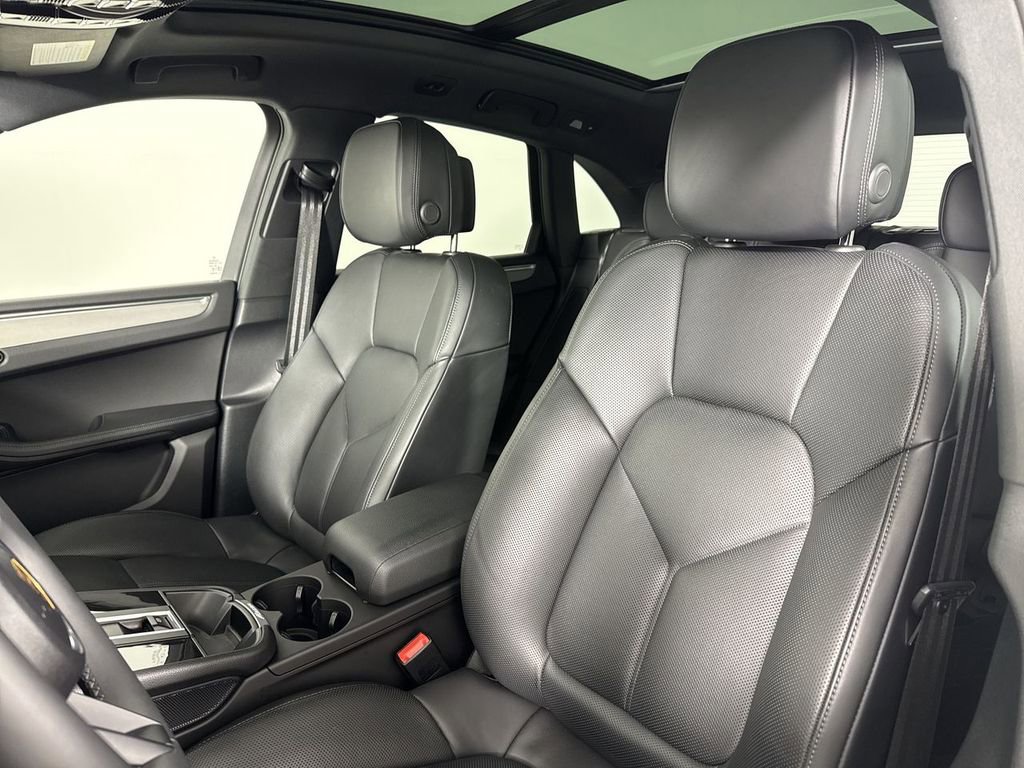 Certified 2025 Porsche Macan image 5