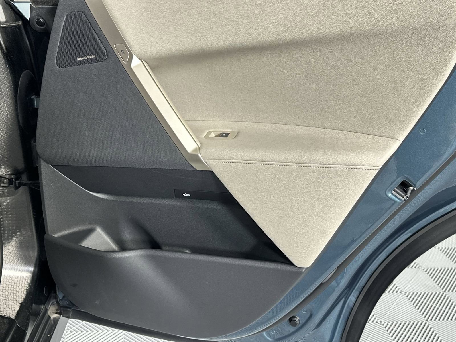 Used 2022 BMW iX xDrive50 w/ Premium Package image 31