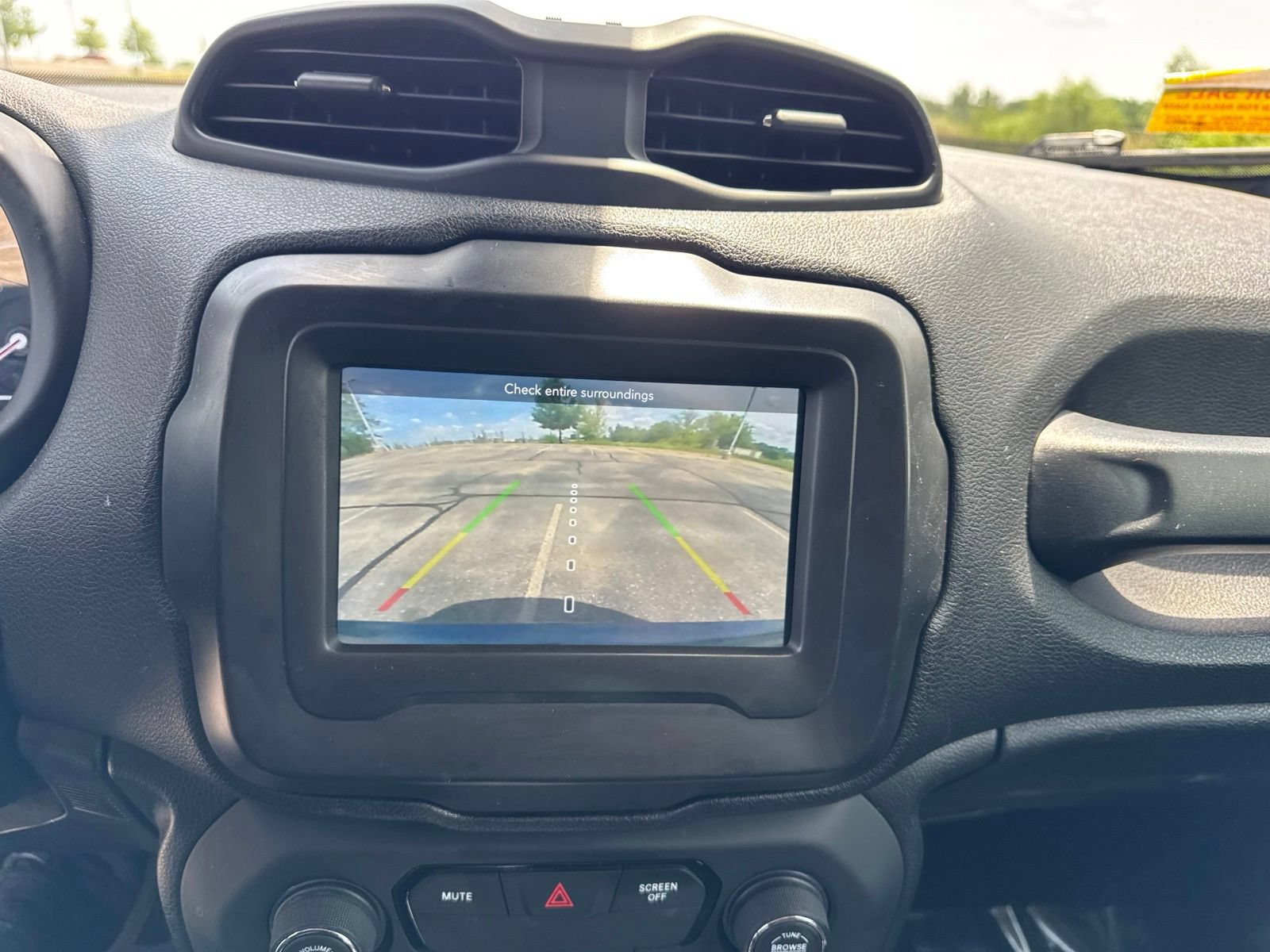 Used 2018 Jeep Renegade Altitude w/ Cold Weather Group FWD image 16