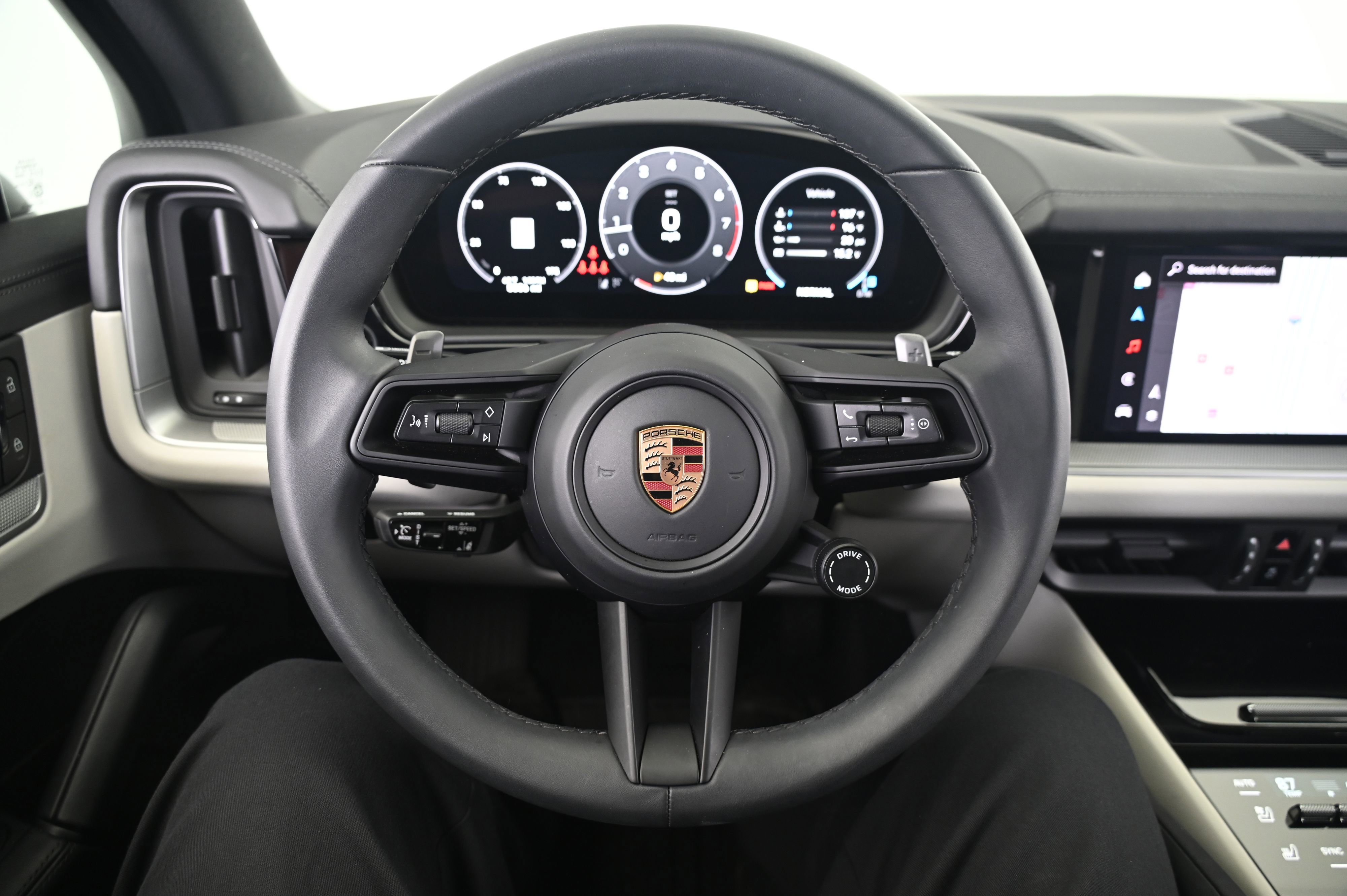 Used 2025 Porsche Cayenne image 34