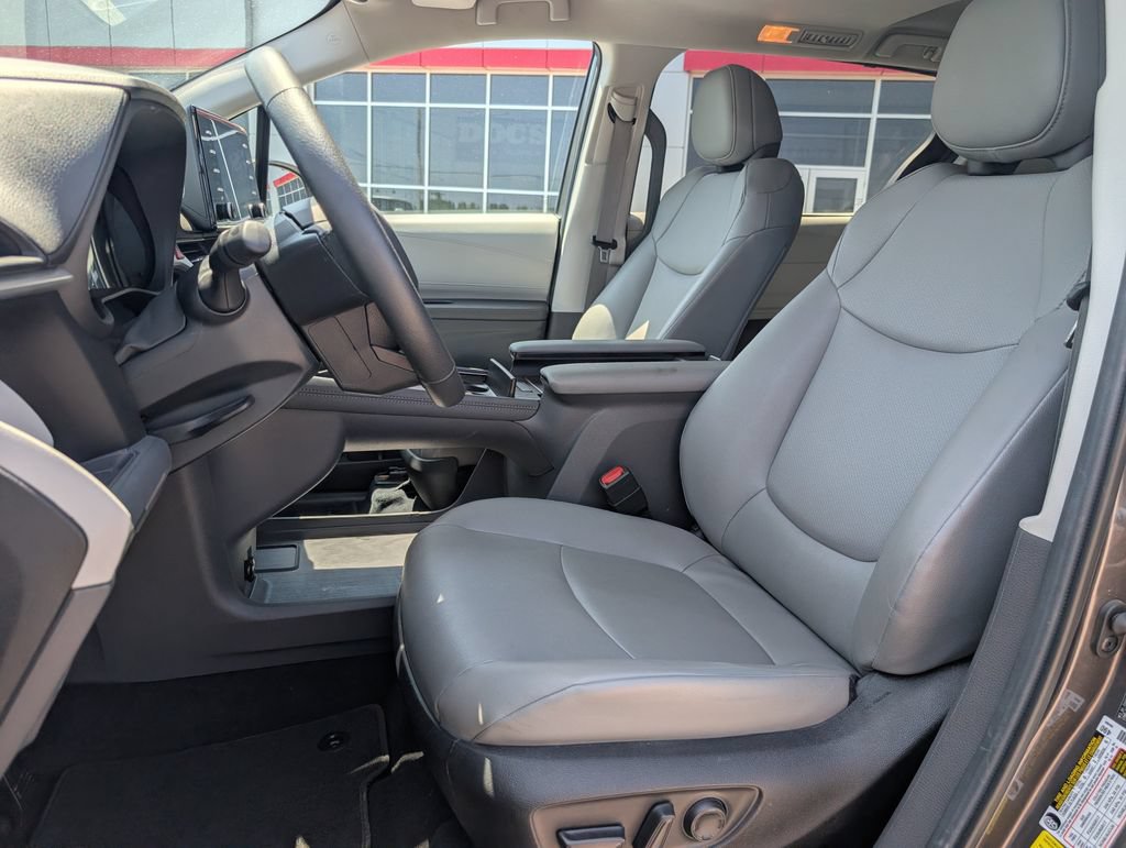 Used 2024 Toyota Sienna XLE FWD image 11