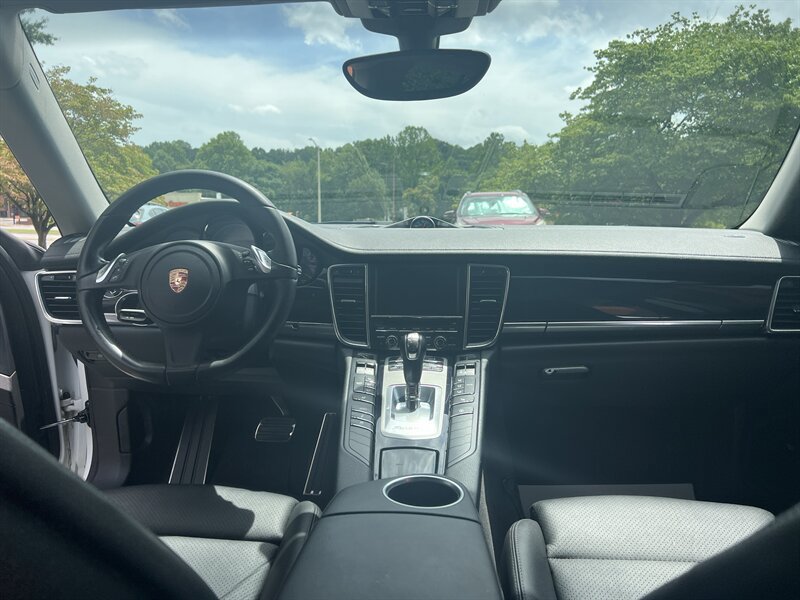 Used 2015 Porsche Panamera image 18