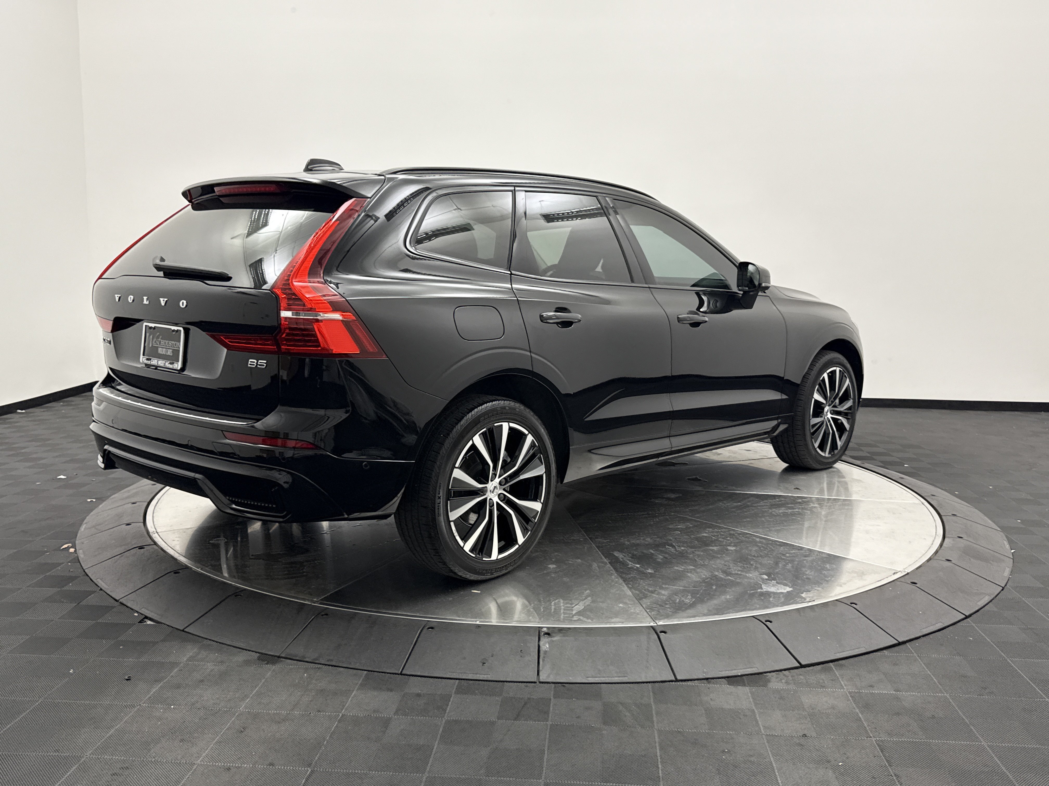 Certified 2023 Volvo XC60 B5 Plus w/ Climate Package FWD image 7