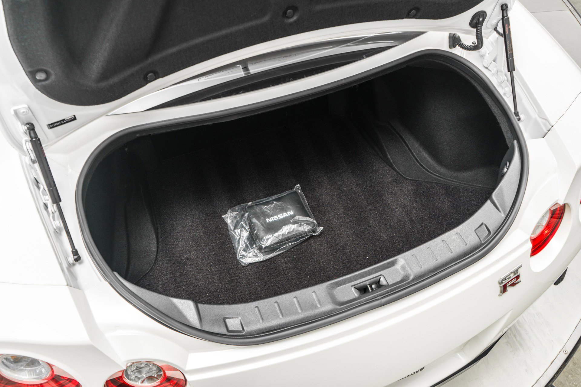 Used 2020 Nissan GT-R Premium image 19