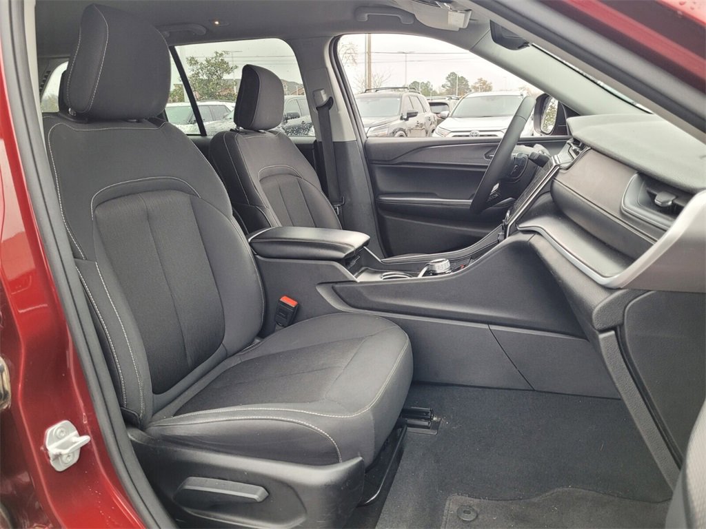 Used 2024 Jeep Grand Cherokee Laredo image 12