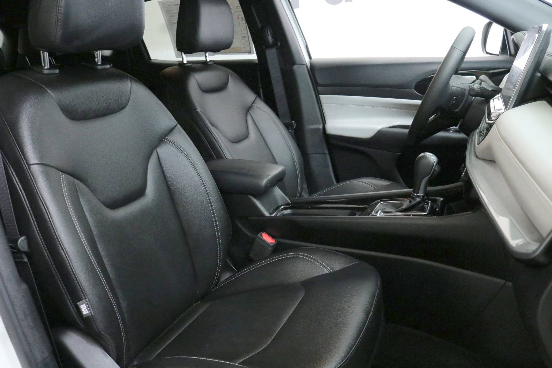 Used 2025 Jeep Compass Limited image 29