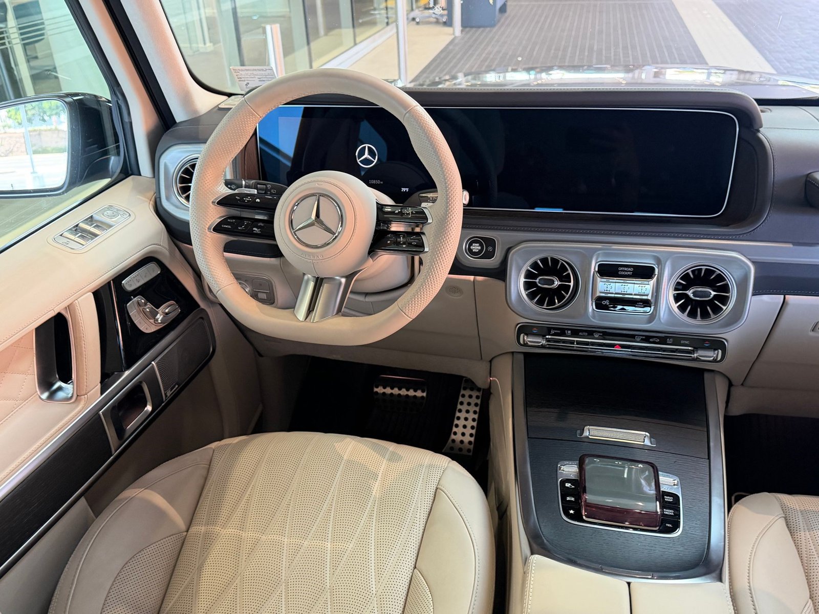 Used 2025 Mercedes-Benz G 550 image 3