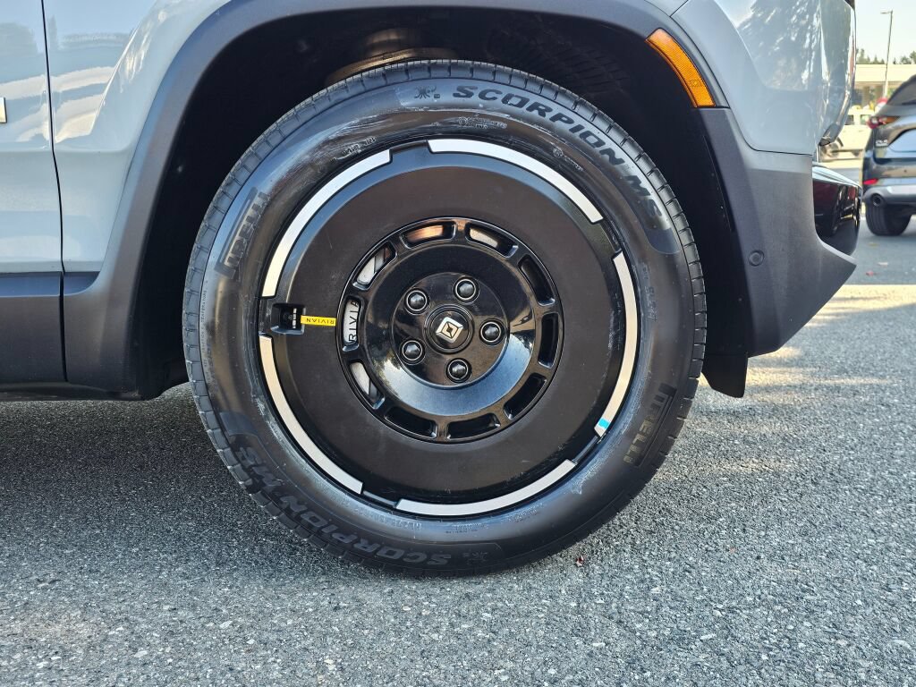 Used 2025 Rivian R1S Adventure Dual AWD/4WD image 30