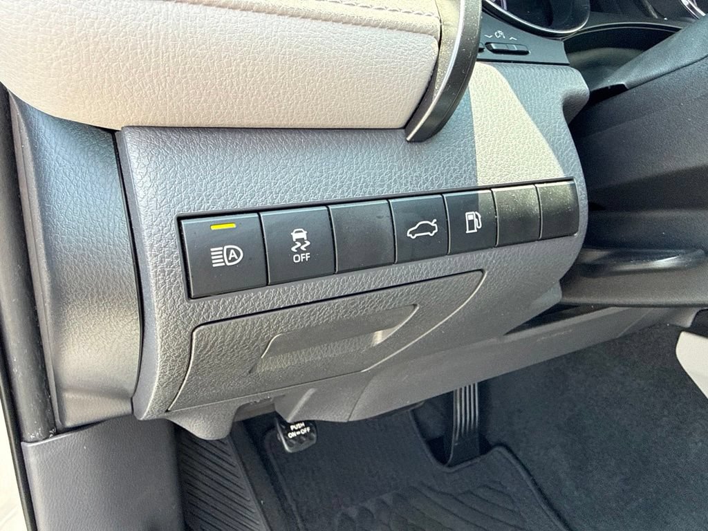 Used 2018 Toyota Camry SE FWD image 18