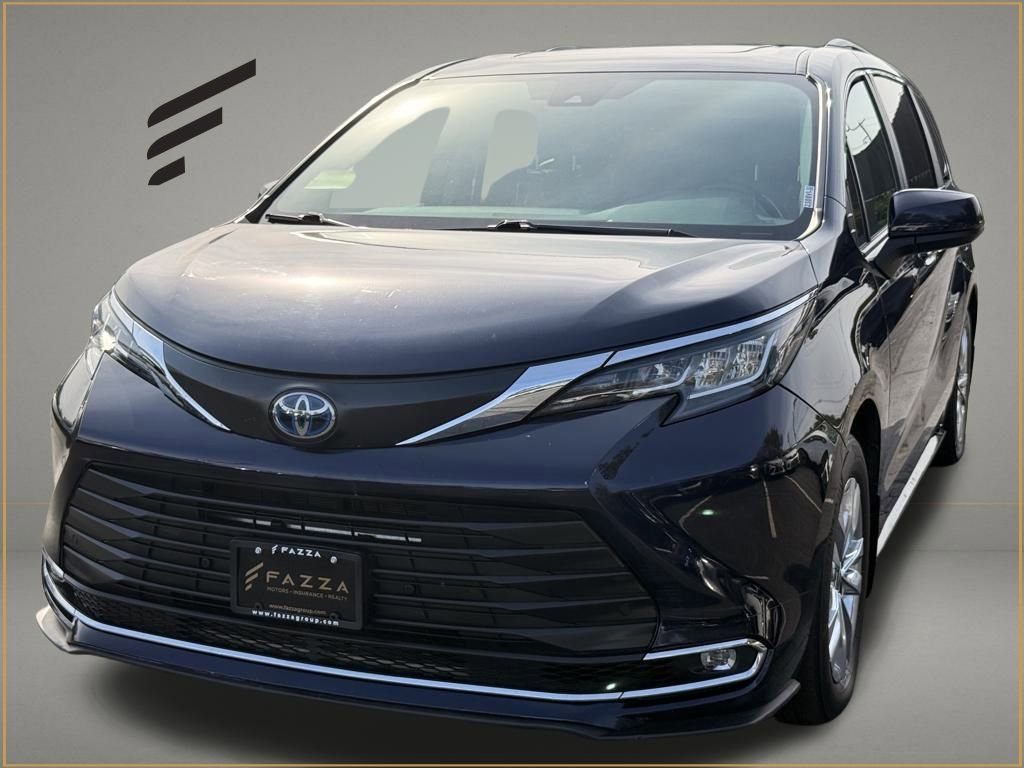 Used 2022 Toyota Sienna XLE w/ XLE Plus Package image 1