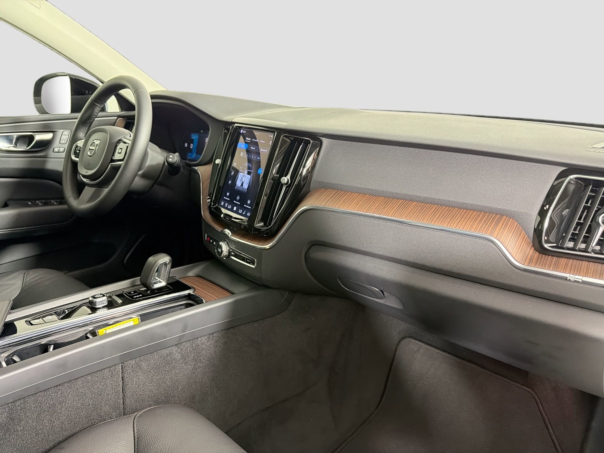 Certified 2024 Volvo XC60 B5 Plus w/ Protection Package Premier AWD/4WD image 28