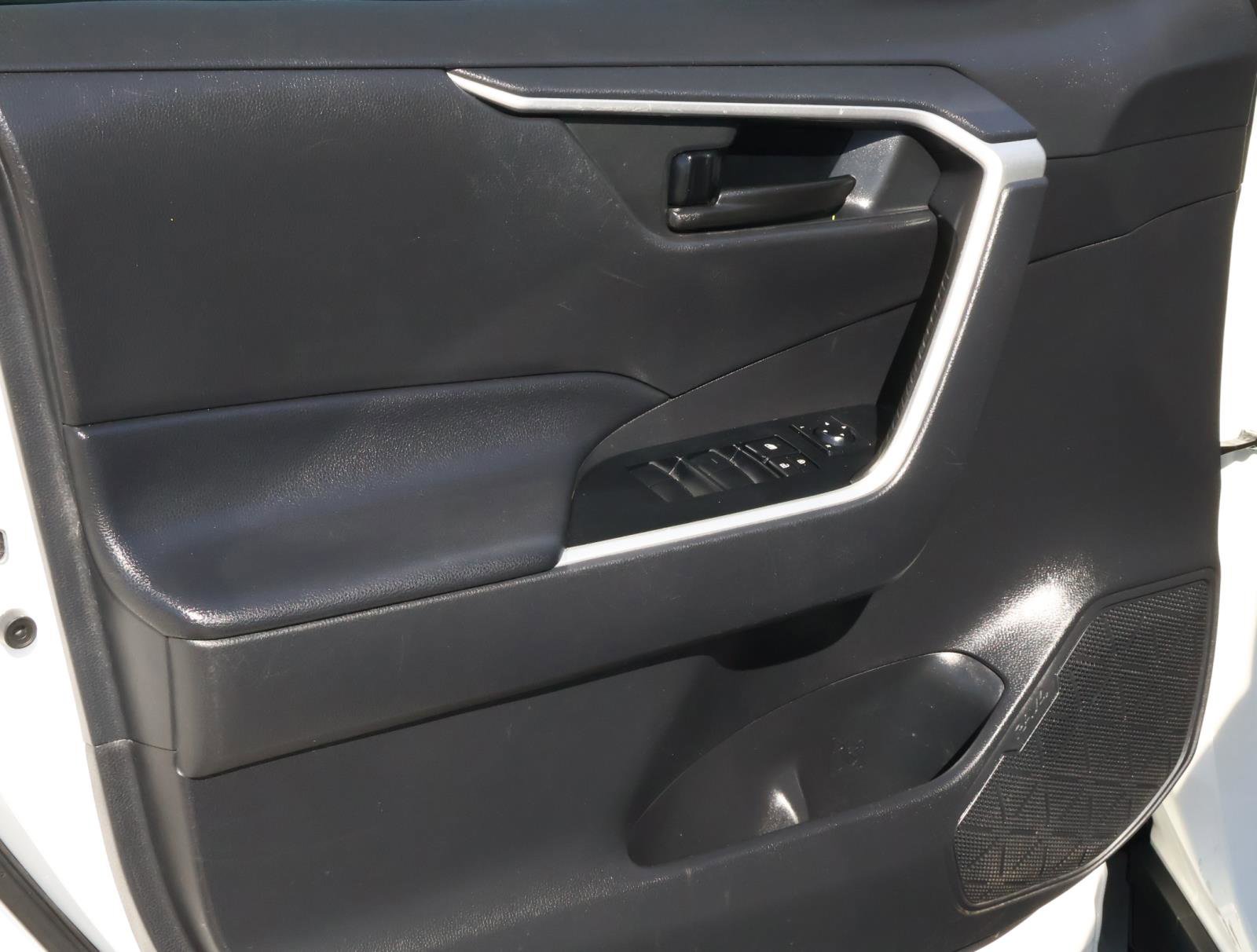 Used 2019 Toyota RAV4 LE image 15