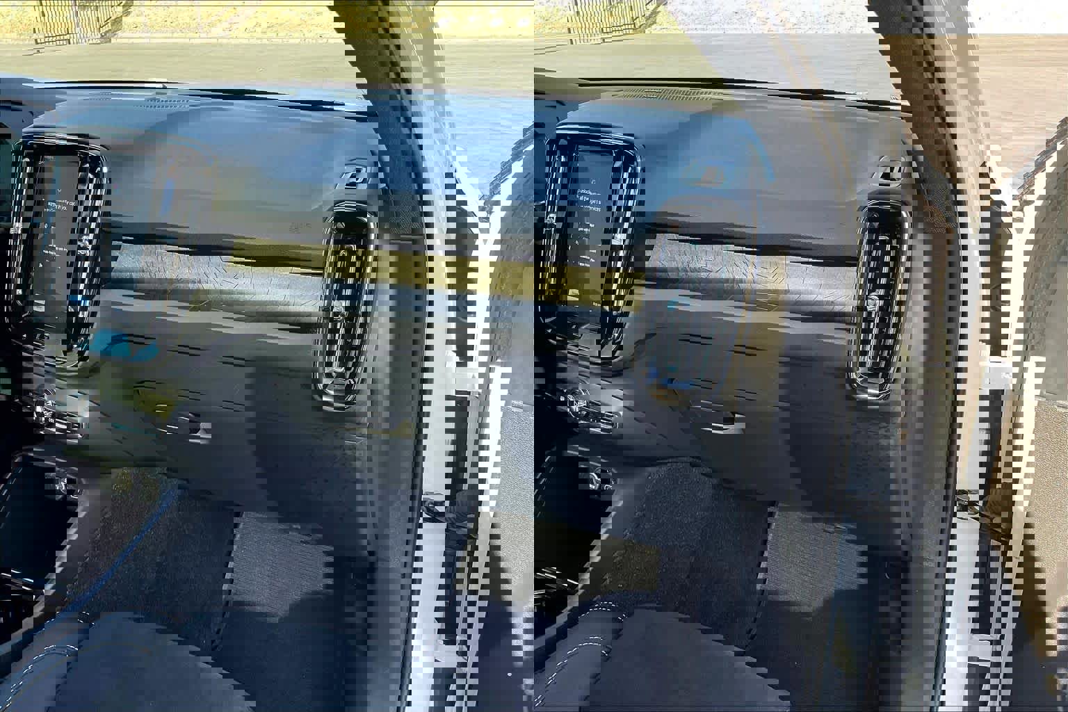 Used 2023 Volvo C40 P8 Recharge Ultimate image 18