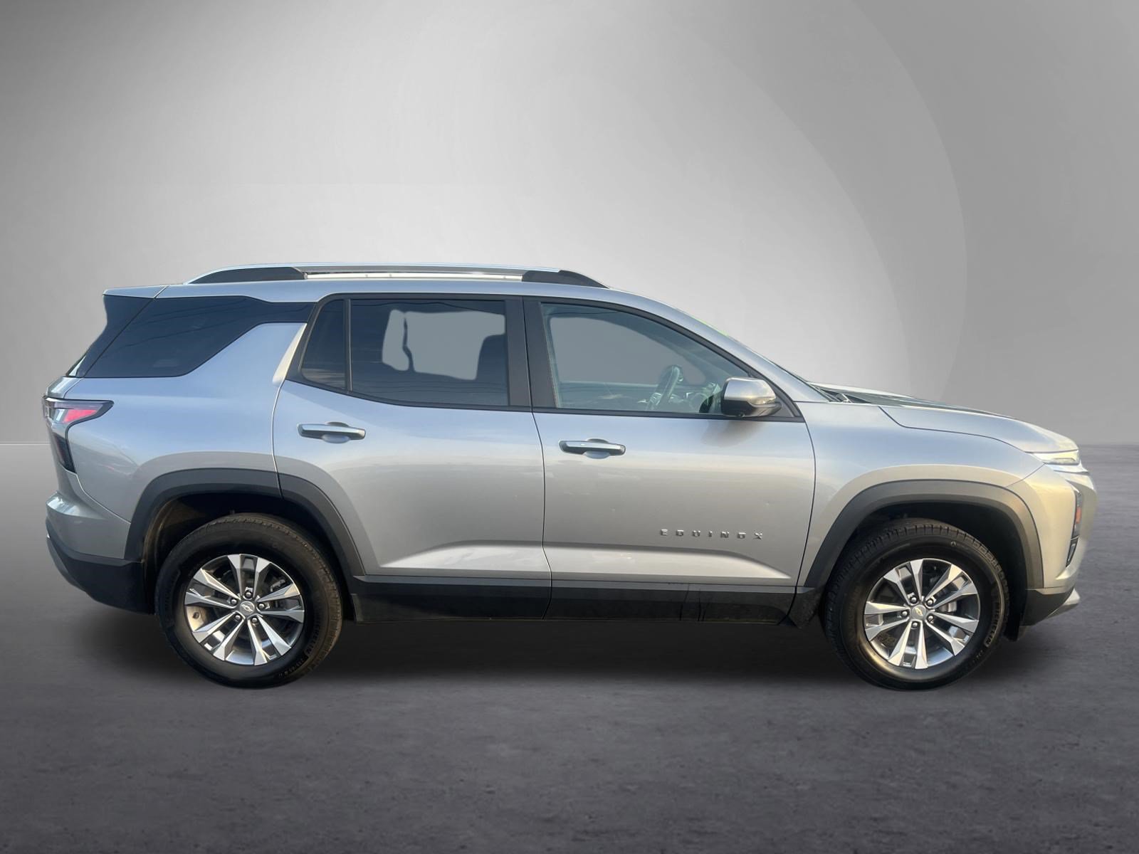Used 2025 Chevrolet Equinox LT w/ Convenience Package II AWD/4WD image 2
