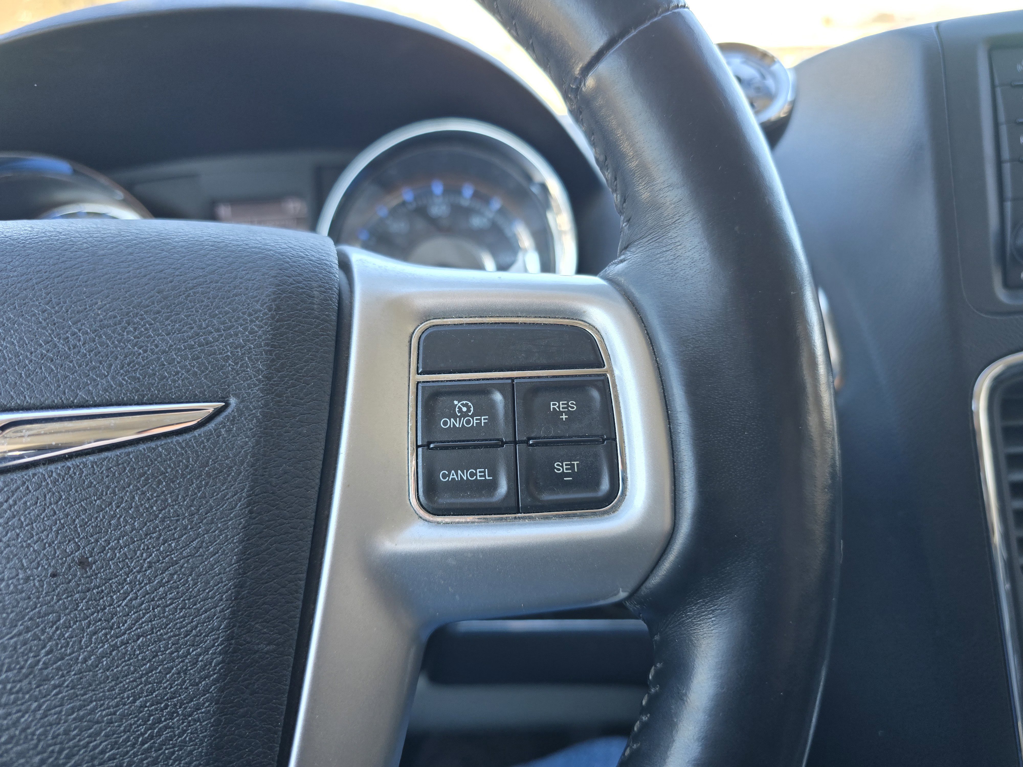 Used 2015 Chrysler Town & Country Touring w/ Driver Convenience Group image 18