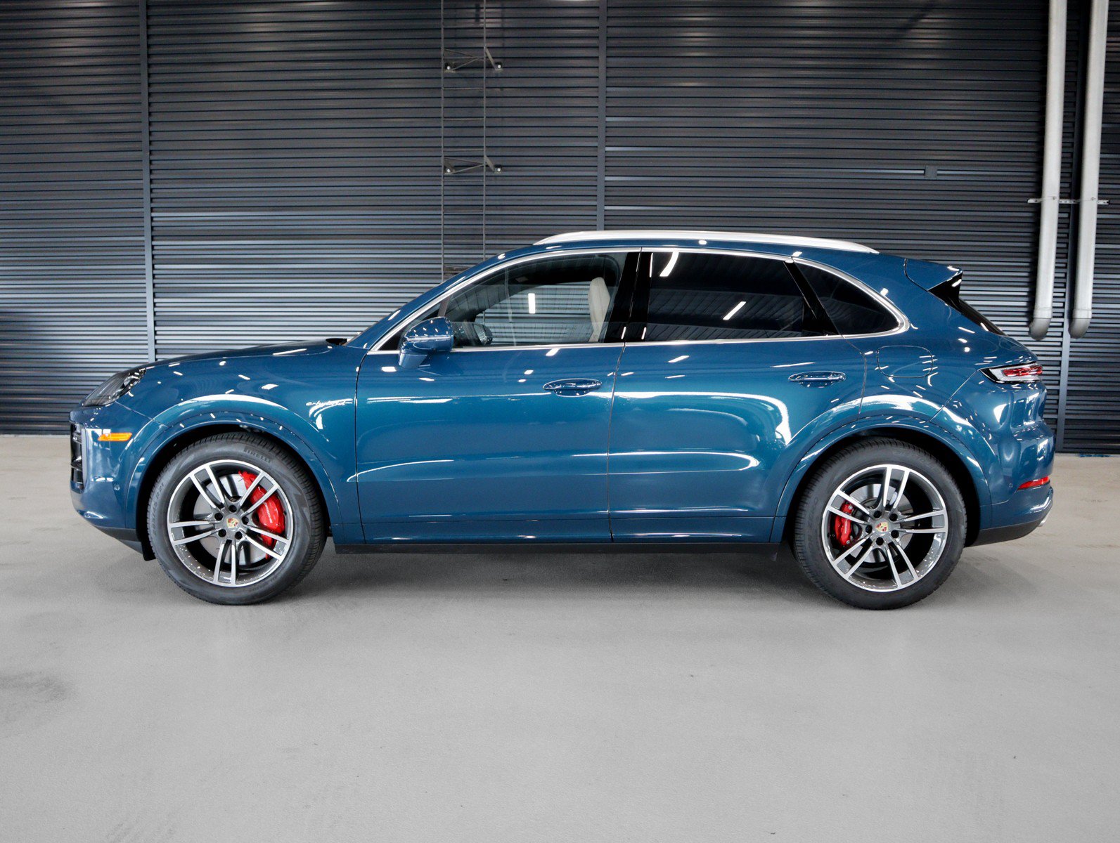 Certified 2024 Porsche Cayenne Turbo AWD/4WD image 2