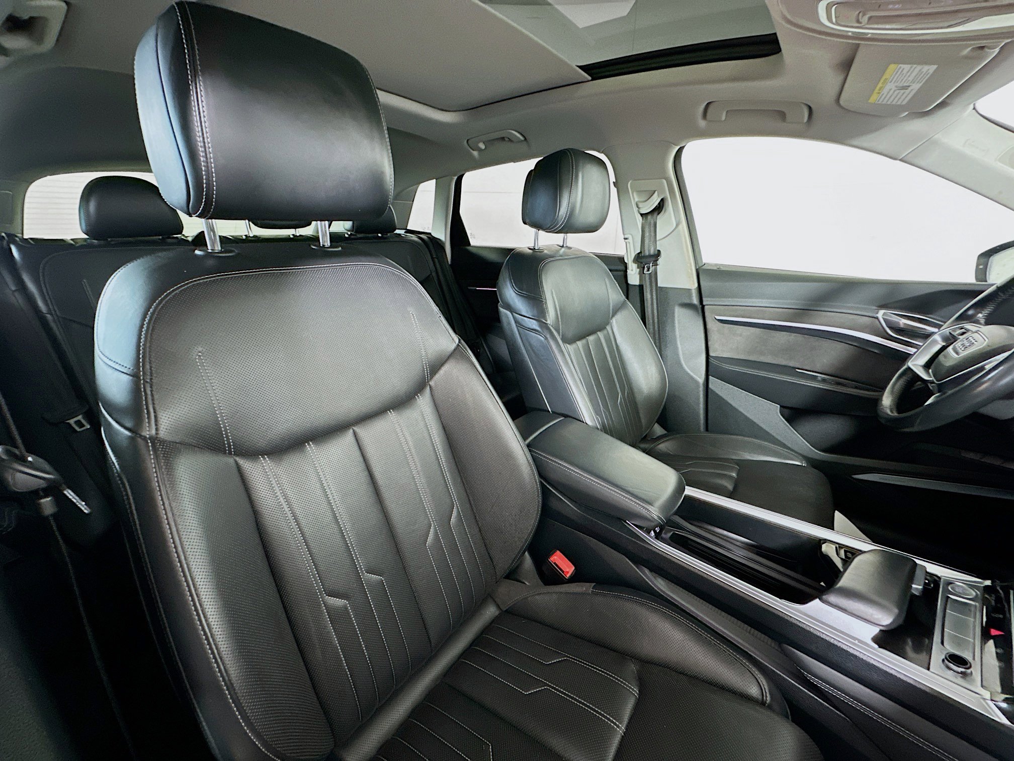 Used 2019 Audi e-tron Prestige w/ Prestige Package image 28