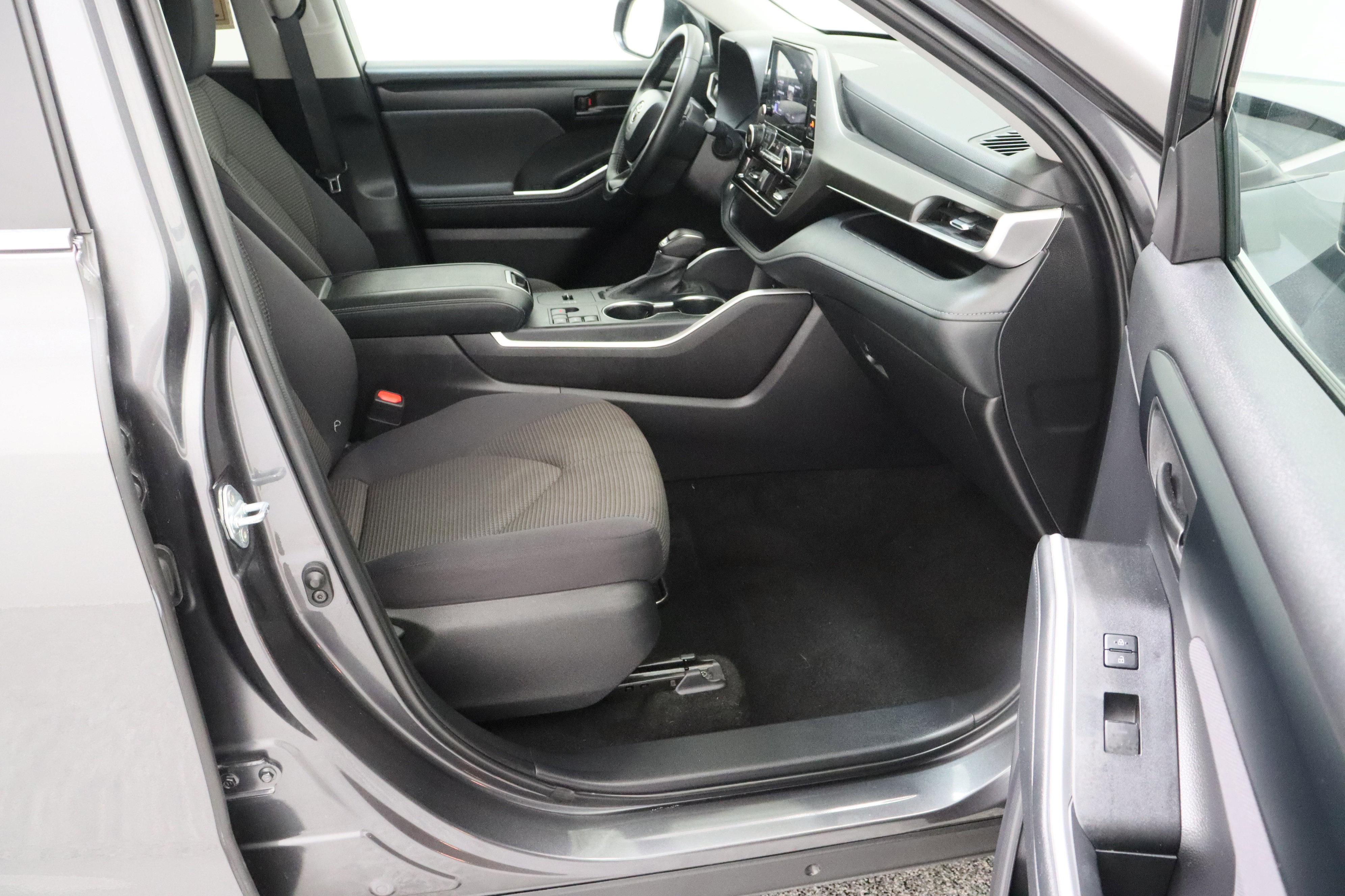 Used 2025 Toyota Highlander LE FWD image 39