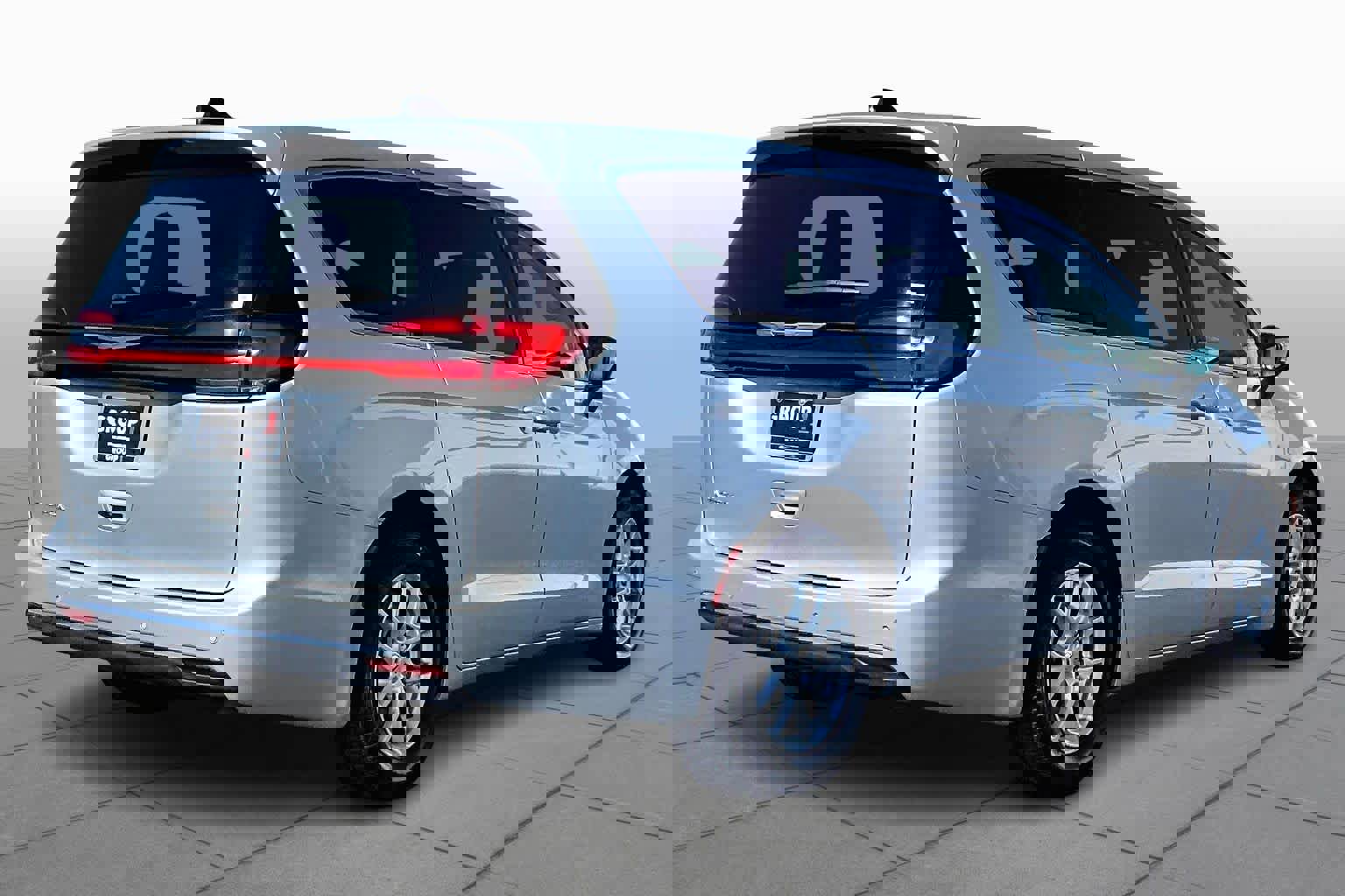 Used 2023 Chrysler Pacifica Touring-L image 12