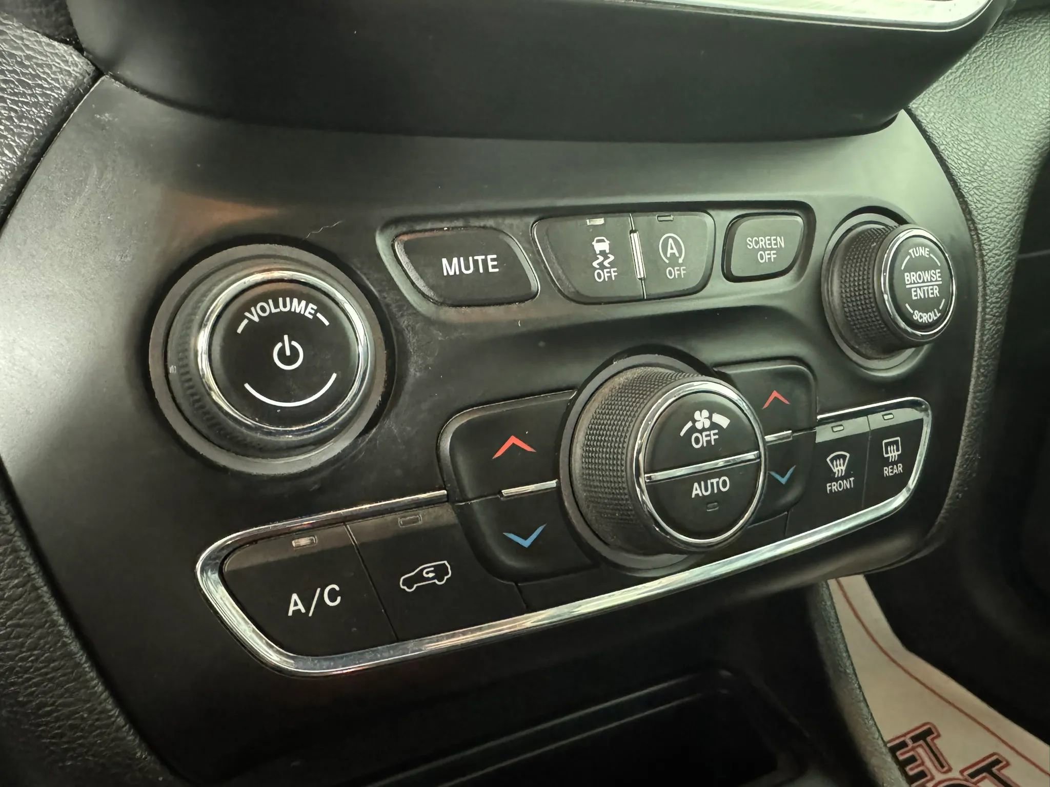 Used 2019 Jeep Cherokee Limited image 19