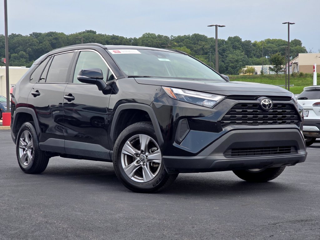 Used 2025 Toyota RAV4 XLE AWD/4WD image 2
