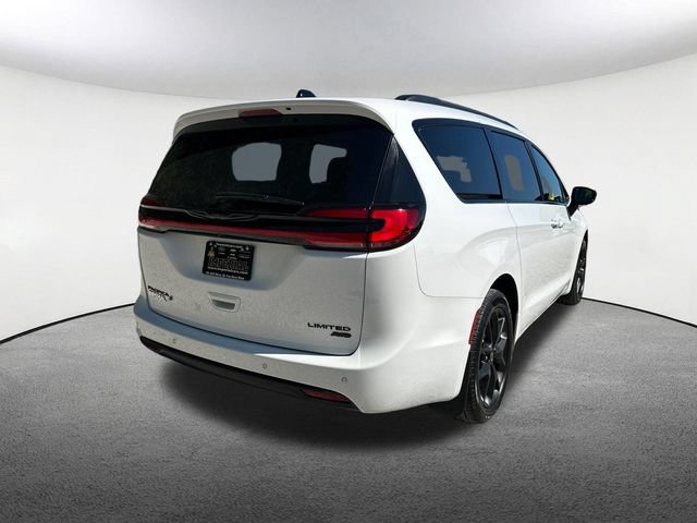 Used 2025 Chrysler Pacifica Limited AWD/4WD image 17