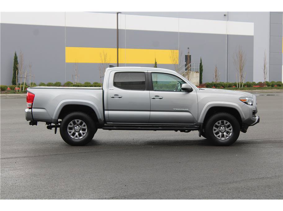 Used 2017 Toyota Tacoma SR5 w/ Tow Package image 4
