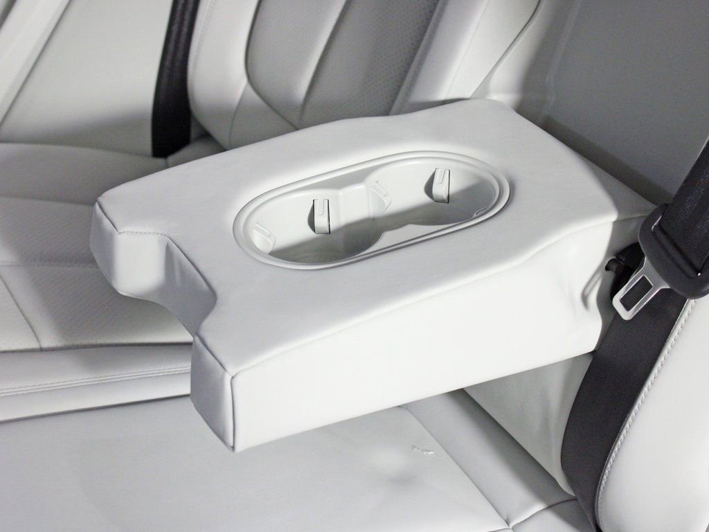 Certified 2025 Porsche Macan image 36