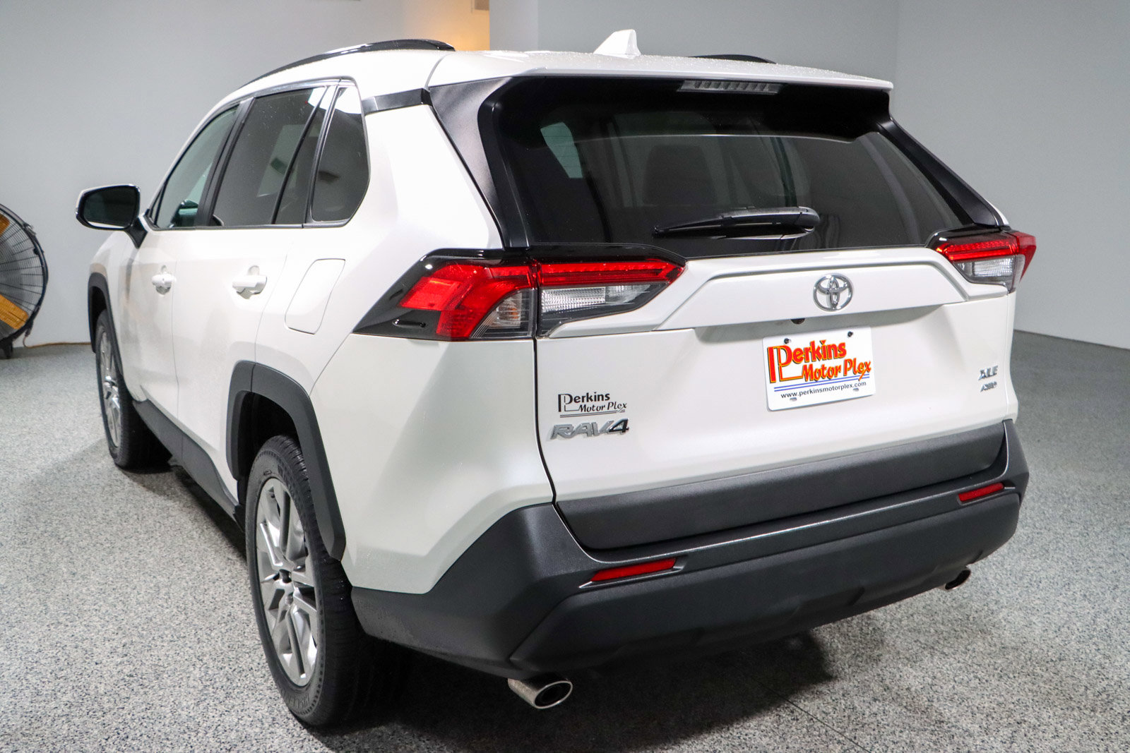Used 2021 Toyota RAV4 XLE Premium image 9
